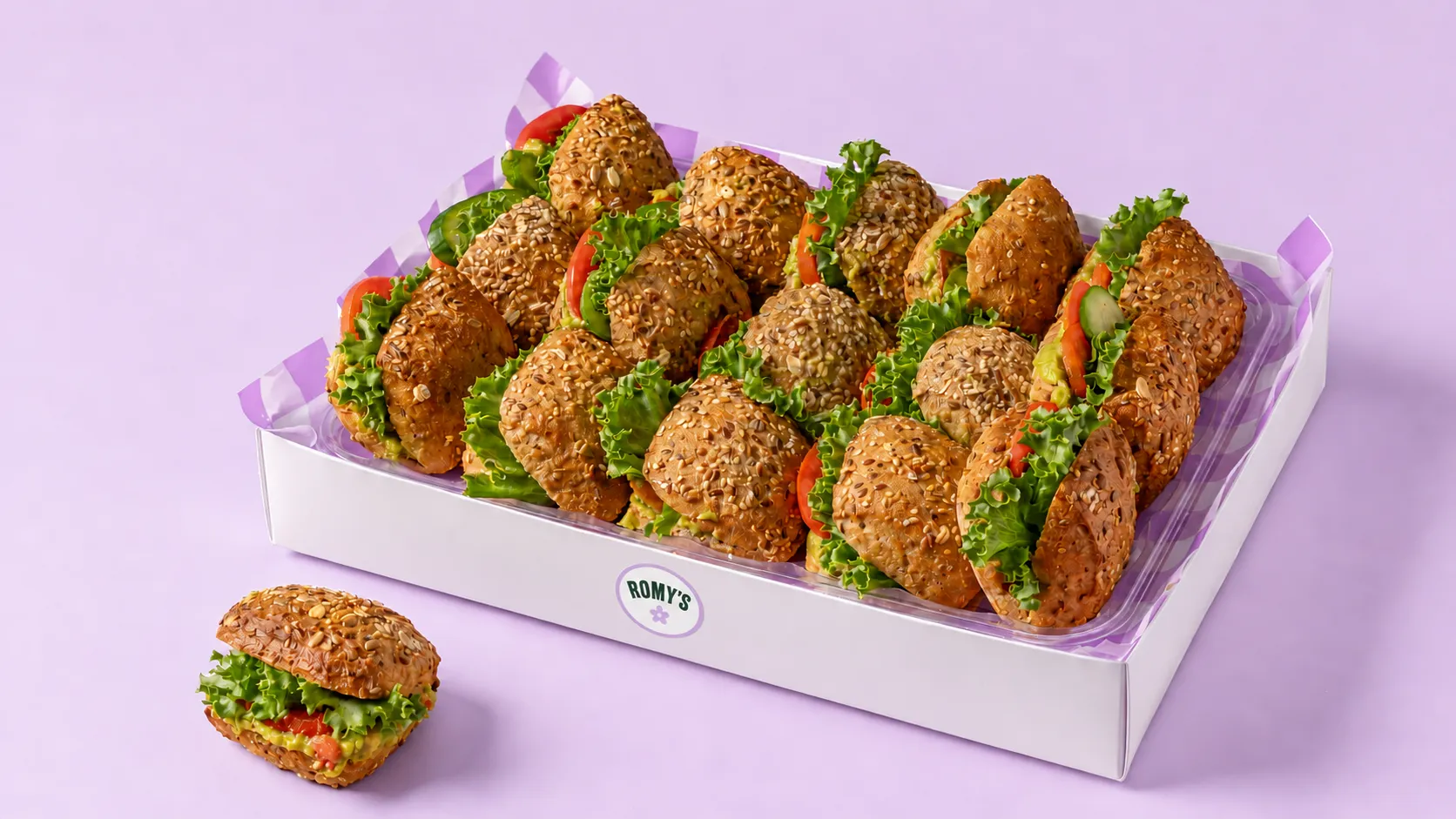 מגש מיני לחמניות דגנים עם גואקמולי וירוקים לישיבה, בקופסה לבנה